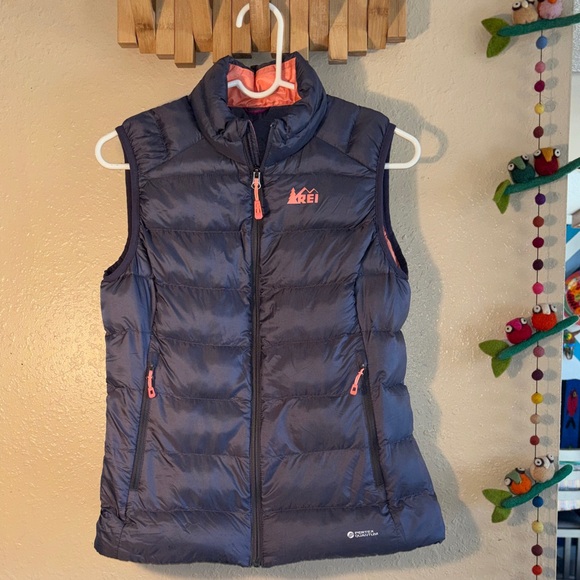REI Jackets & Blazers - EUC women's REI Co-op Stratocloud down vest in Dark Gray with peachy pink